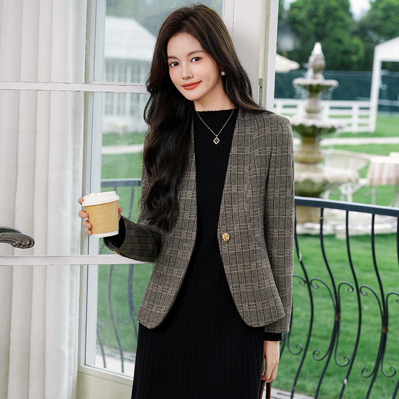Small plaid suit jacket for women, early autumn new design, niche temperament, retro commuting collarless small suit Small plaid suit jacket for women, early autumn new design, niche temperament, retro commuting collarless small suit