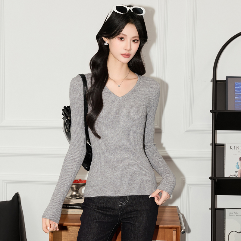 Small slim fit V-neck sweater for women in early autumn 2025, with a stylish and versatile design that exudes a slimming and slimming vibe. Long sleeved base sweater