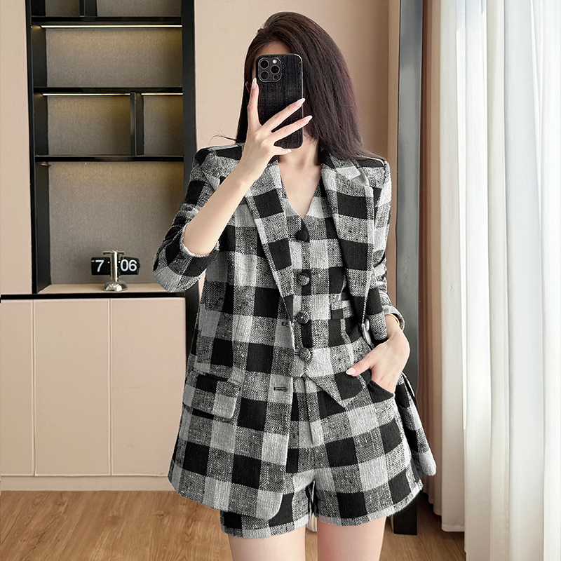 Cotton and linen checkered suit shorts vest set for women in autumn and winter of 2025, fashionable temperament, design sense, niche suit Cotton and linen checkered suit shorts vest set for women in autumn and winter of 2025, fashionable temperament, design sense, niche suit