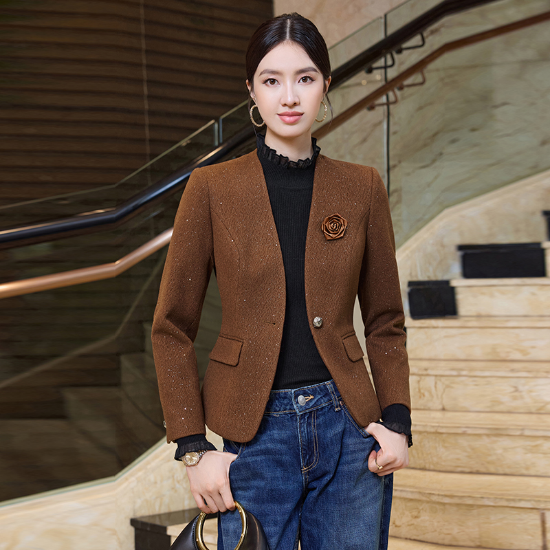 Small stature, collarless suit jacket, women's 2025 early autumn new design, niche commuting versatile small suit