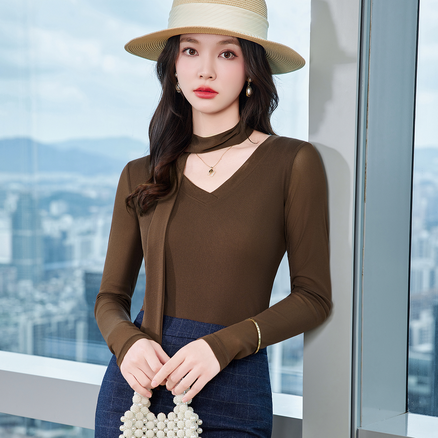 Slimming and slimming V-neck base shirt for women in the autumn of 2025, with a niche design and a goddess style interior top
