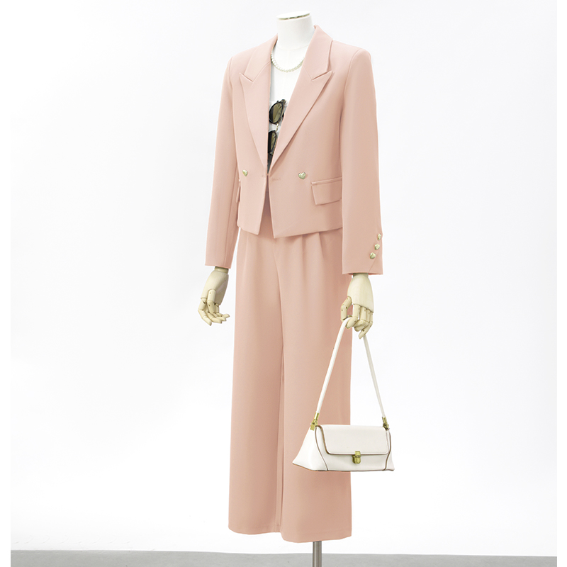 Fashionable and youthful pink suit set for women in the autumn of 2025, featuring a stylish Korean style and goddess like style short suit