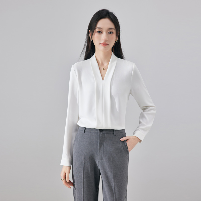Fashionable, simple and versatile chiffon shirt for women in early autumn 2025, with a sense of niche temperament, suitable for commuting and wearing a V-neck shirt Fashionable, simple and versatile chiffon shirt for women in early autumn 2025, with a sense of niche temperament, suitable for commuting and wearing a V-neck shirt