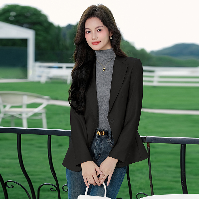 Fashionable and versatile long sleeved suit jacket for women in early autumn, with a niche design and a casual commuting professional suit Fashionable and versatile long sleeved suit jacket for women in early autumn, with a niche design and a casual commuting professional suit