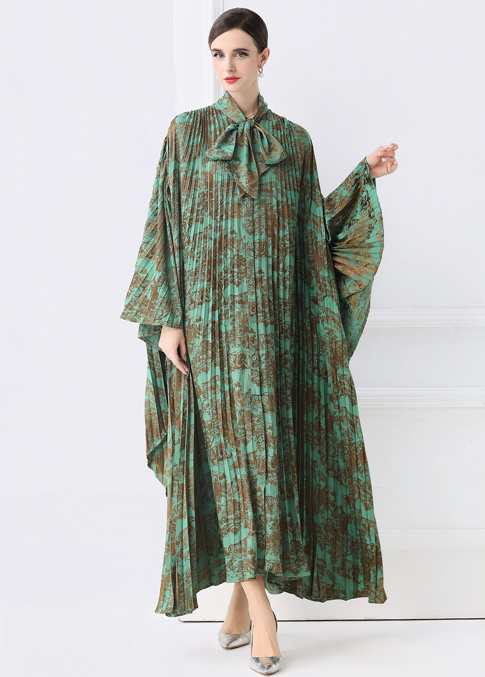 Real time shooting of European and American fashionable pleated round style large swing gold printed dress Real time shooting of European and American fashionable pleated round style large swing gold printed dress