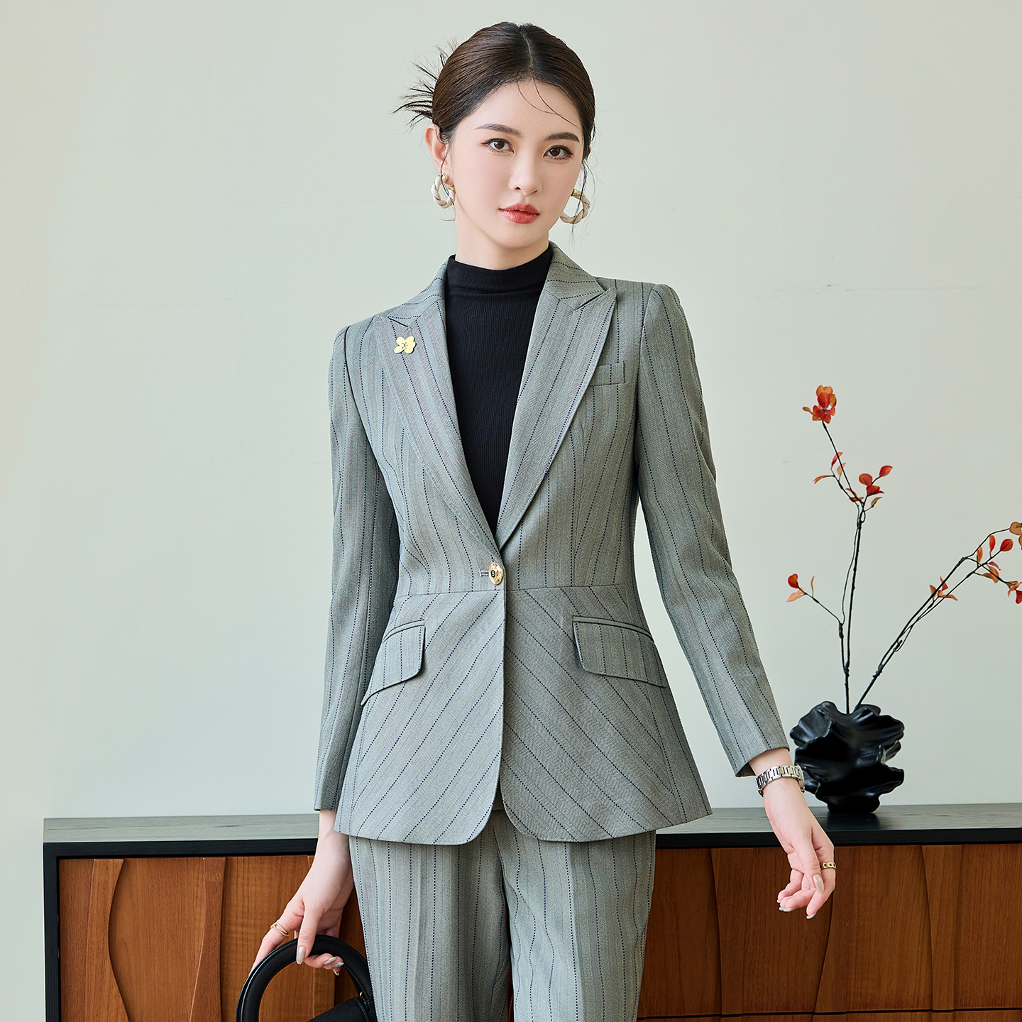 Fashionable and minimalist striped suit set for women in autumn 2025, slim fit and slimming one button commuting professional formal suit Fashionable and minimalist striped suit set for women in autumn 2025, slim fit and slimming one button commuting professional formal suit
