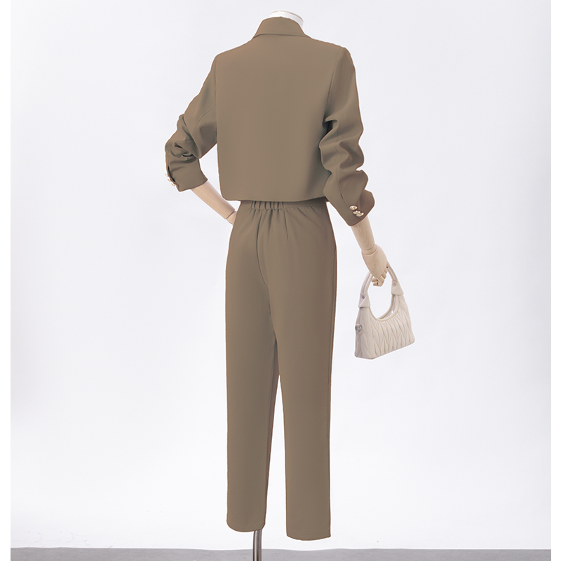 Short and petite suit jacket for women in autumn, with a niche design and a goddess like temperament. High end double breasted suit set Short and petite suit jacket for women in autumn, with a niche design and a goddess like temperament. High end double breasted suit set