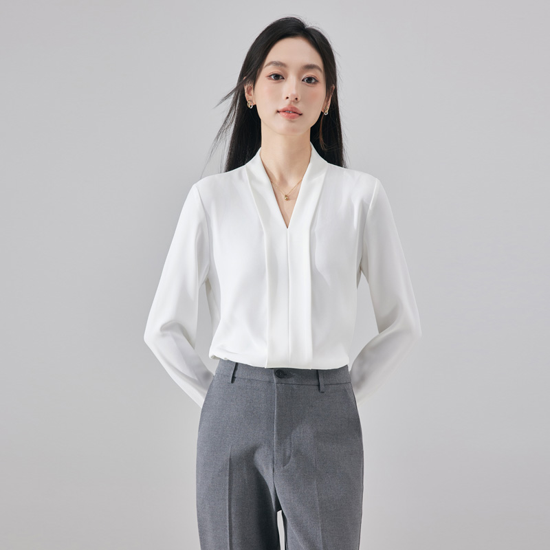 Fashionable, simple and versatile chiffon shirt for women in early autumn 2025, with a sense of niche temperament, suitable for commuting and wearing a V-neck shirt