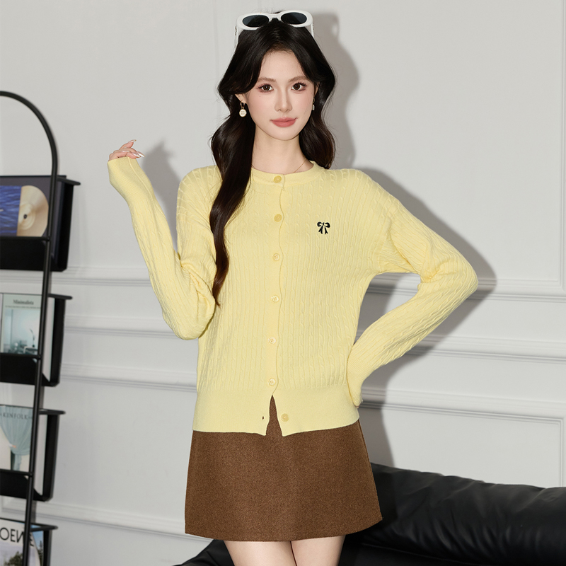 Fashionable and minimalist sweater, knitted sweater, women's long sleeved jacket, super beautiful and unique in early autumn 2025, perfect for wearing as an outerwear