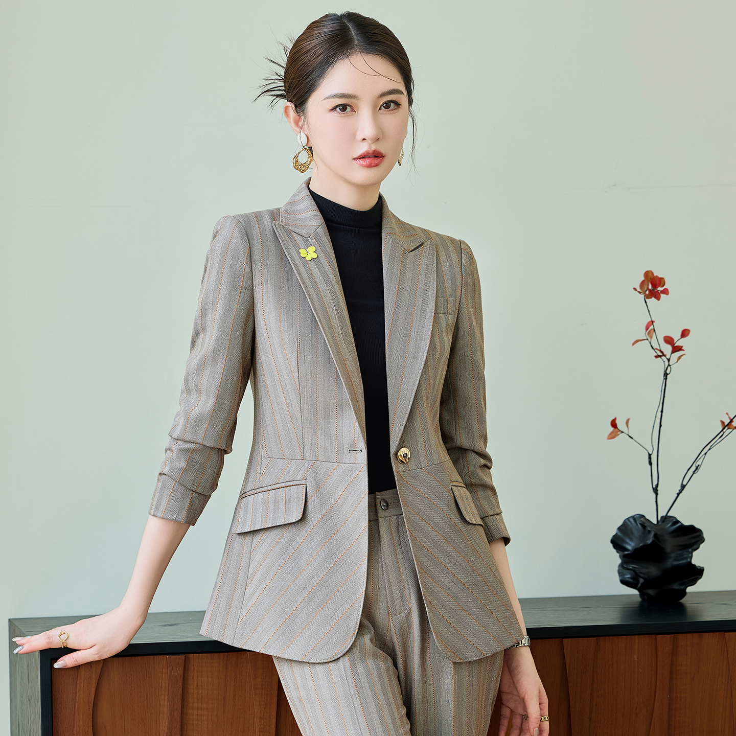 Fashionable and minimalist striped suit set for women in autumn 2025, slim fit and slimming one button commuting professional formal suit Fashionable and minimalist striped suit set for women in autumn 2025, slim fit and slimming one button commuting professional formal suit
