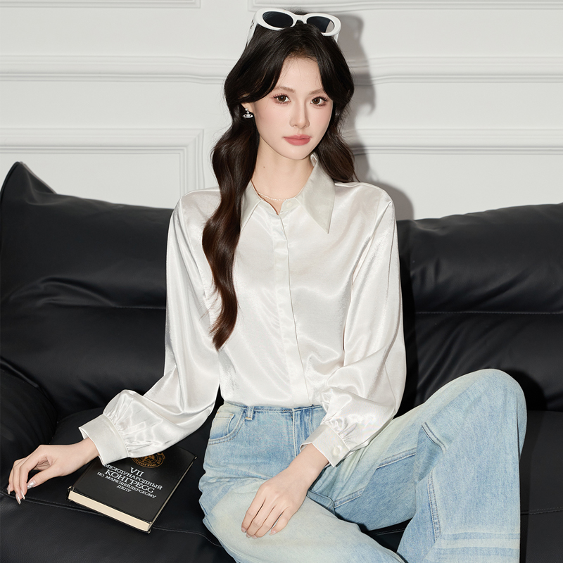 Casual and versatile black shirt for women in early autumn 2025, fashionable and simple temperament, top design sense, commuting shirt Casual and versatile black shirt for women in early autumn 2025, fashionable and simple temperament, top design sense, commuting shirt