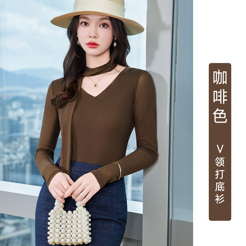Slimming and slimming V-neck base shirt for women in the autumn of 2025, with a niche design and a goddess style interior top Slimming and slimming V-neck base shirt for women in the autumn of 2025, with a niche design and a goddess style interior top