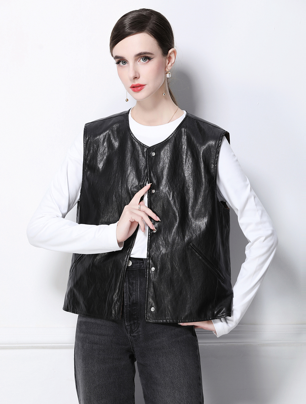 Realistic photo of retro PU leather double-sided wearable vest with leopard print vest for the European station Realistic photo of retro PU leather double-sided wearable vest with leopard print vest for the European station