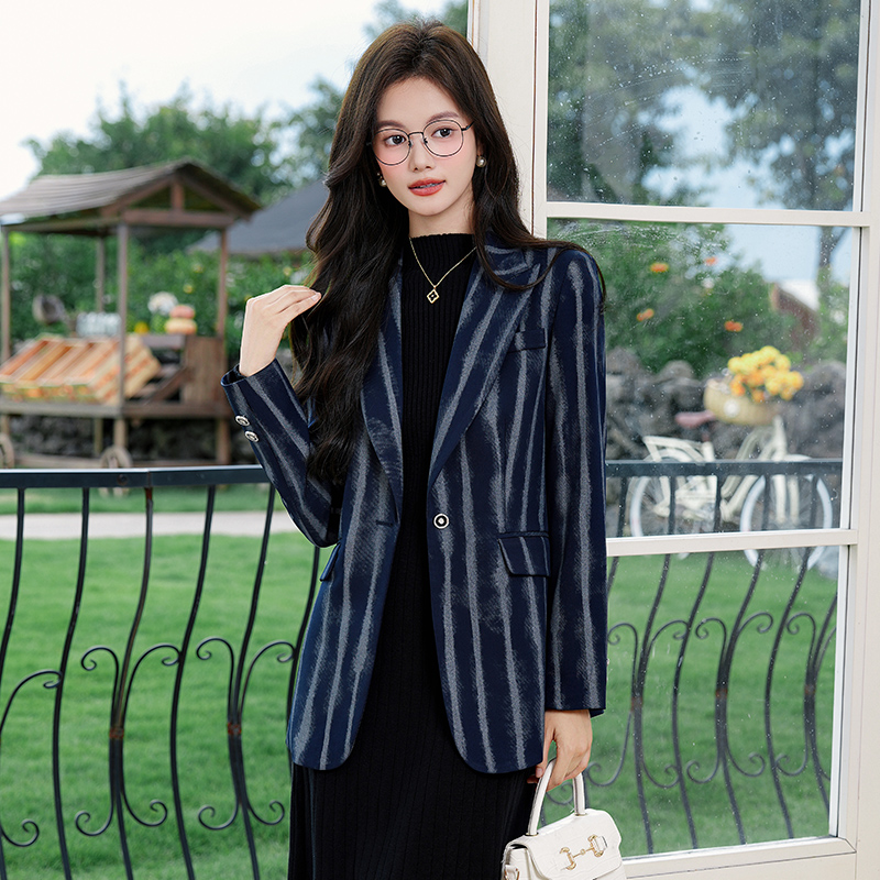 Fashionable and minimalist striped suit jacket for women in autumn 2025, new slim fit temperament commuting professional suit top Fashionable and minimalist striped suit jacket for women in autumn 2025, new slim fit temperament commuting professional suit top