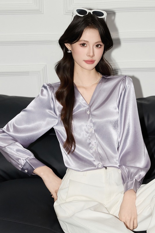 Advanced acetic acid satin purple shirt for women in early autumn 2025, new design with a niche temperament, V-neck shirt Advanced acetic acid satin purple shirt for women in early autumn 2025, new design with a niche temperament, V-neck shirt