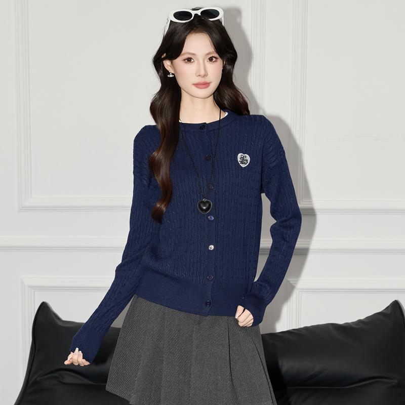 2025 temperament round neck knitted cardigan women's autumn decoration looks slim and tall, with a versatile sweater design sense