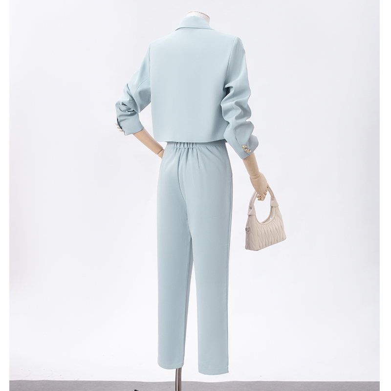 Short and petite suit jacket for women in autumn, with a niche design and a goddess like temperament. High end double breasted suit set Short and petite suit jacket for women in autumn, with a niche design and a goddess like temperament. High end double breasted suit set