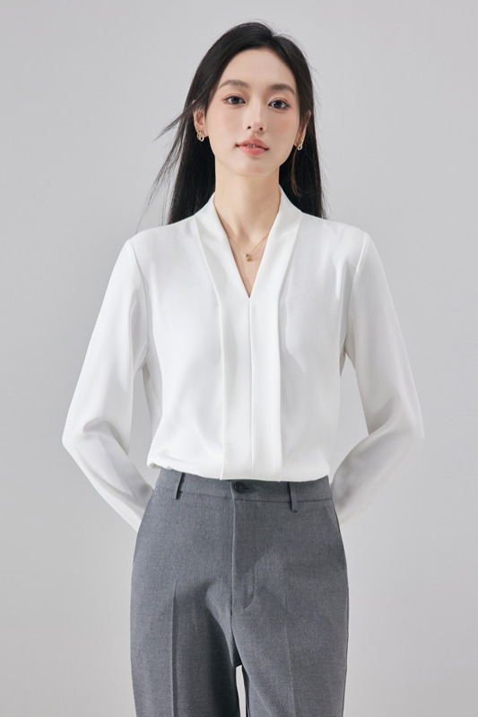 Fashionable, simple and versatile chiffon shirt for women in early autumn 2025, with a sense of niche temperament, suitable for commuting and wearing a V-neck shirt Fashionable, simple and versatile chiffon shirt for women in early autumn 2025, with a sense of niche temperament, suitable for commuting and wearing a V-neck shirt