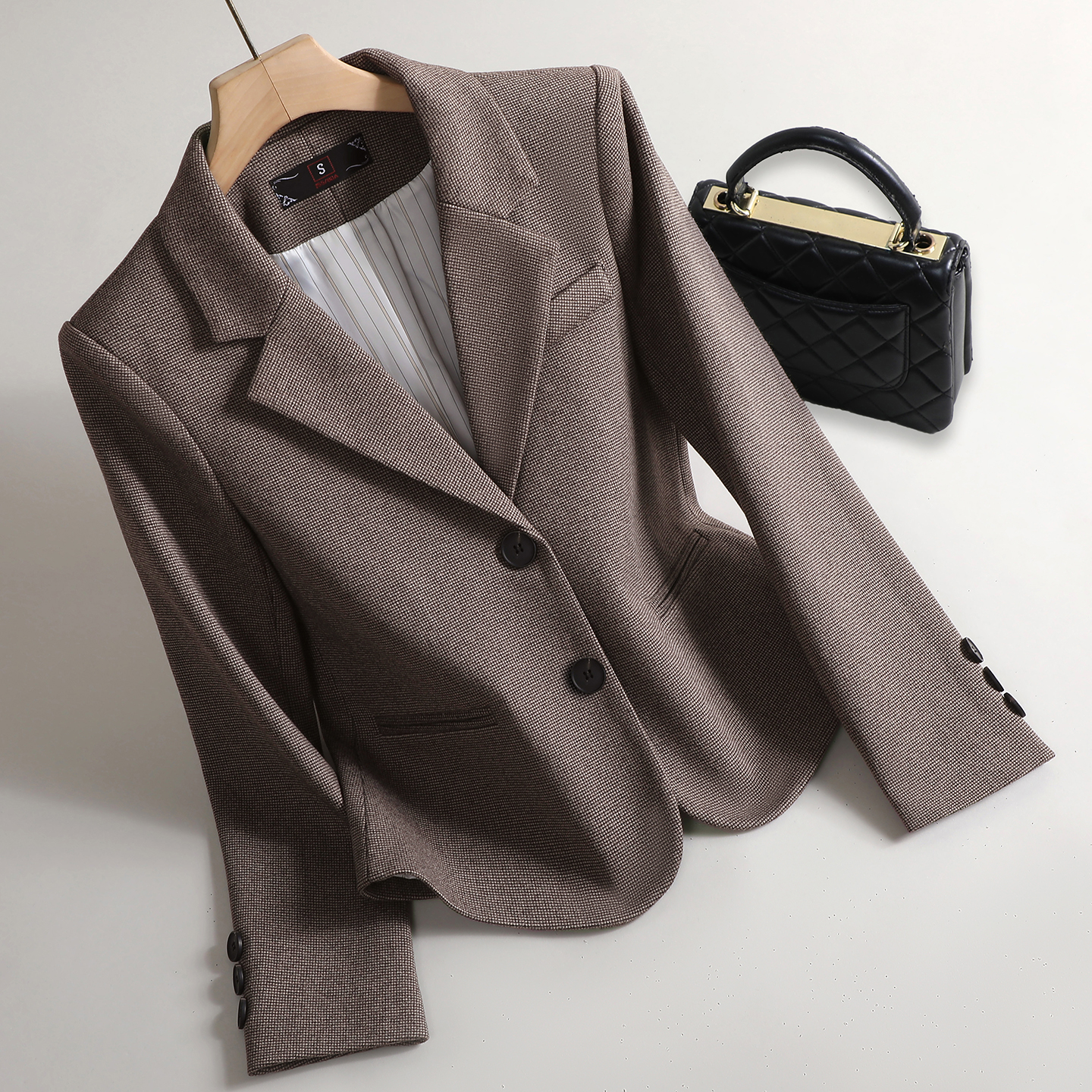 Short style suit jacket for women in winter, with a stylish and stylish design, slim fit, versatile for commuting, and a small suit jacket