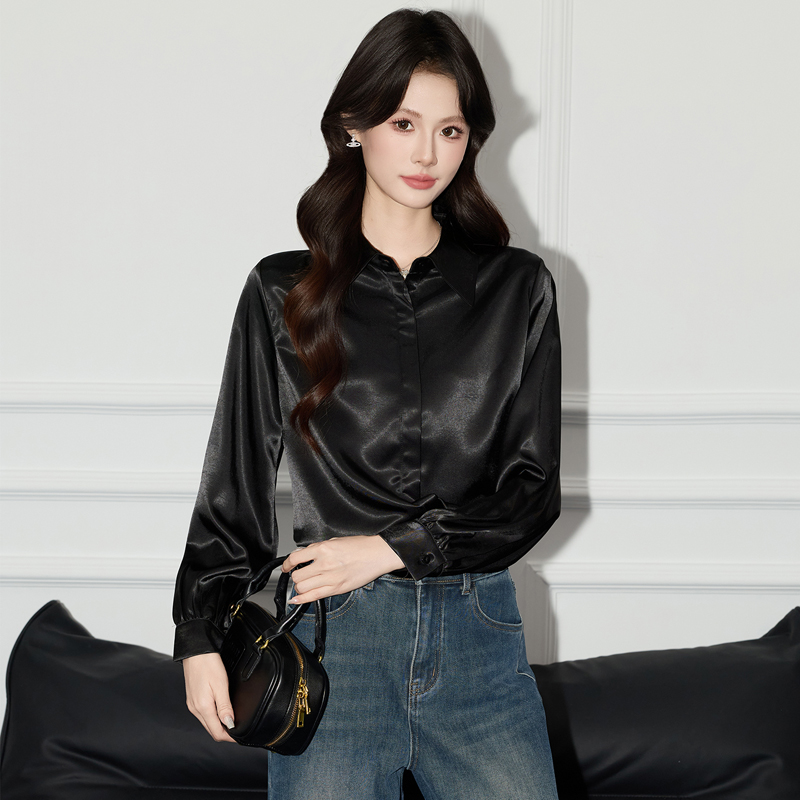 Casual and versatile black shirt for women in early autumn 2025, fashionable and simple temperament, top design sense, commuting shirt