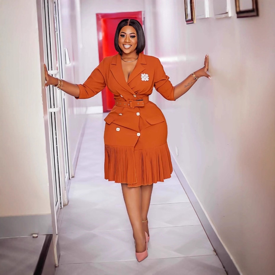 European and American plus size women's caramel color double breasted suit collar pleated skirt flower brooch belt commuting dress European and American plus size women's caramel color double breasted suit collar pleated skirt flower brooch belt commuting dress