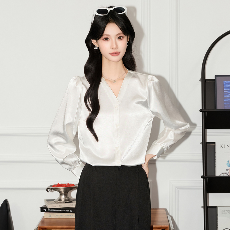 Advanced acetic acid satin purple shirt for women in early autumn 2025, new design with a niche temperament, V-neck shirt Advanced acetic acid satin purple shirt for women in early autumn 2025, new design with a niche temperament, V-neck shirt