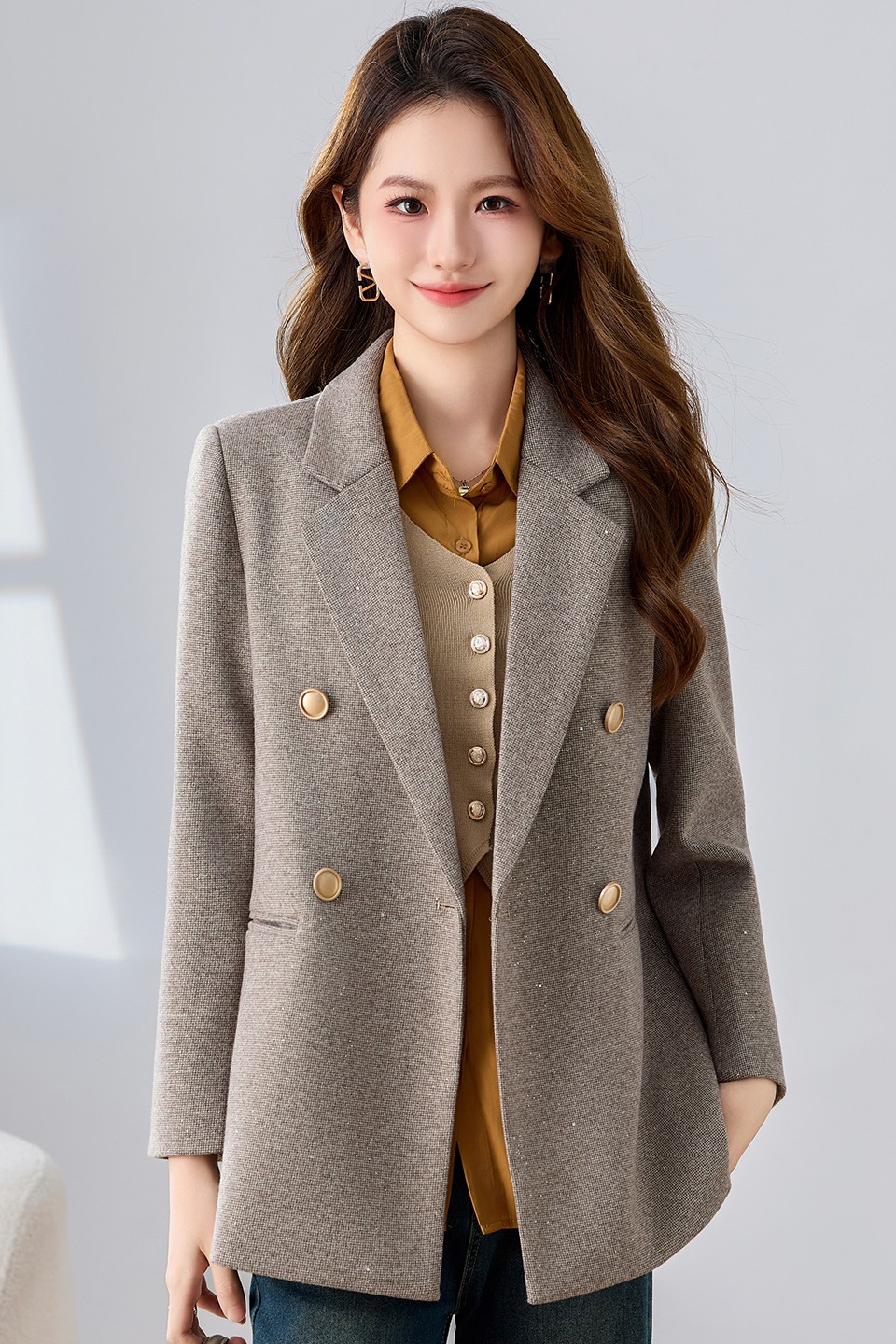Fashionable and minimalist style suit jacket for women in early autumn 2025, with a niche and versatile design, professional long sleeved suit Fashionable and minimalist style suit jacket for women in early autumn 2025, with a niche and versatile design, professional long sleeved suit