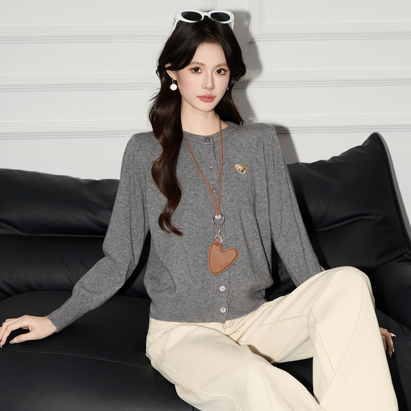 Casual and versatile gray knitted cardigan for women in early autumn 2025, new fashionable and stylish design, niche and versatile sweater