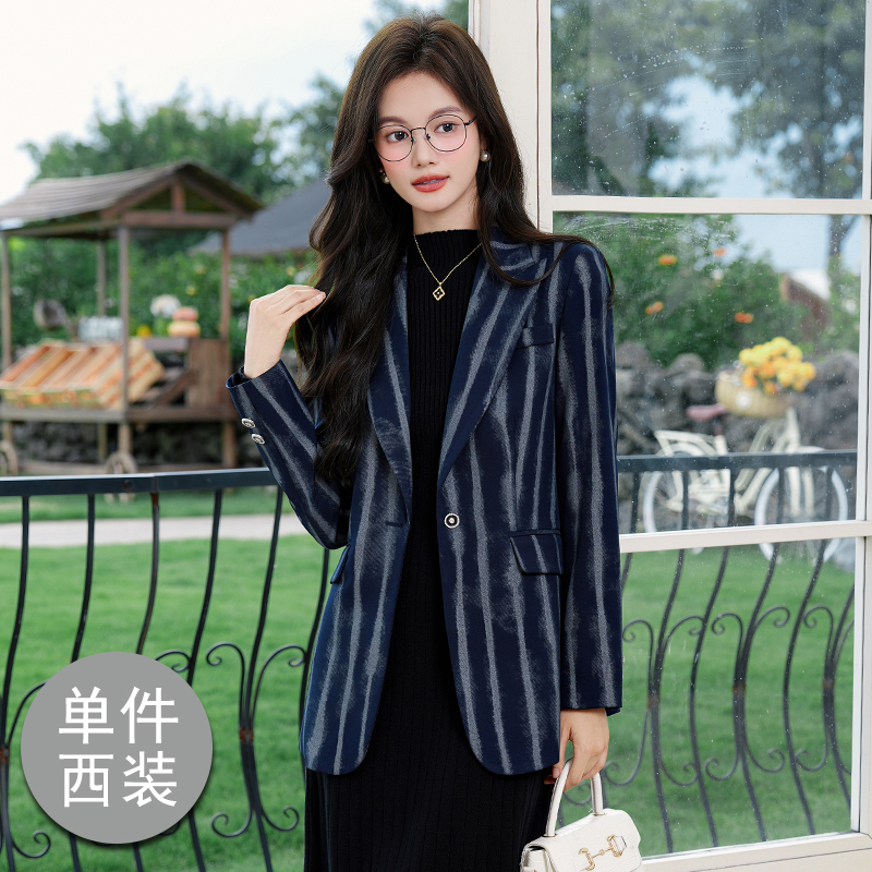 Fashionable and minimalist striped suit jacket for women in autumn 2025, new slim fit temperament commuting professional suit top Fashionable and minimalist striped suit jacket for women in autumn 2025, new slim fit temperament commuting professional suit top
