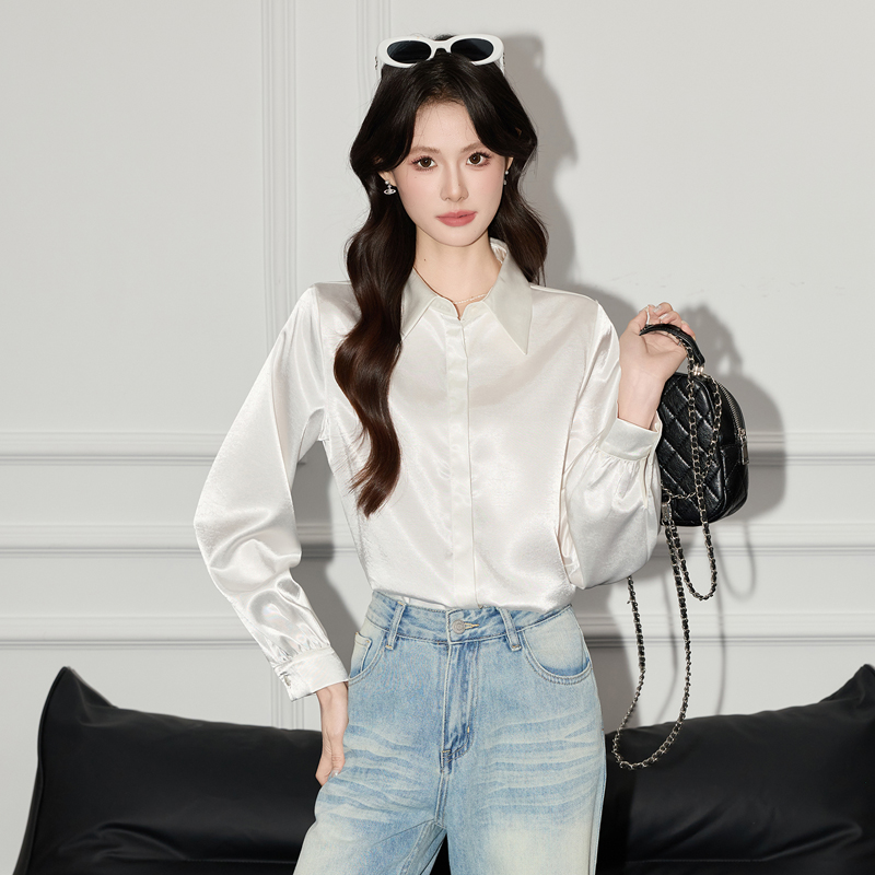 Casual and versatile black shirt for women in early autumn 2025, fashionable and simple temperament, top design sense, commuting shirt Casual and versatile black shirt for women in early autumn 2025, fashionable and simple temperament, top design sense, commuting shirt