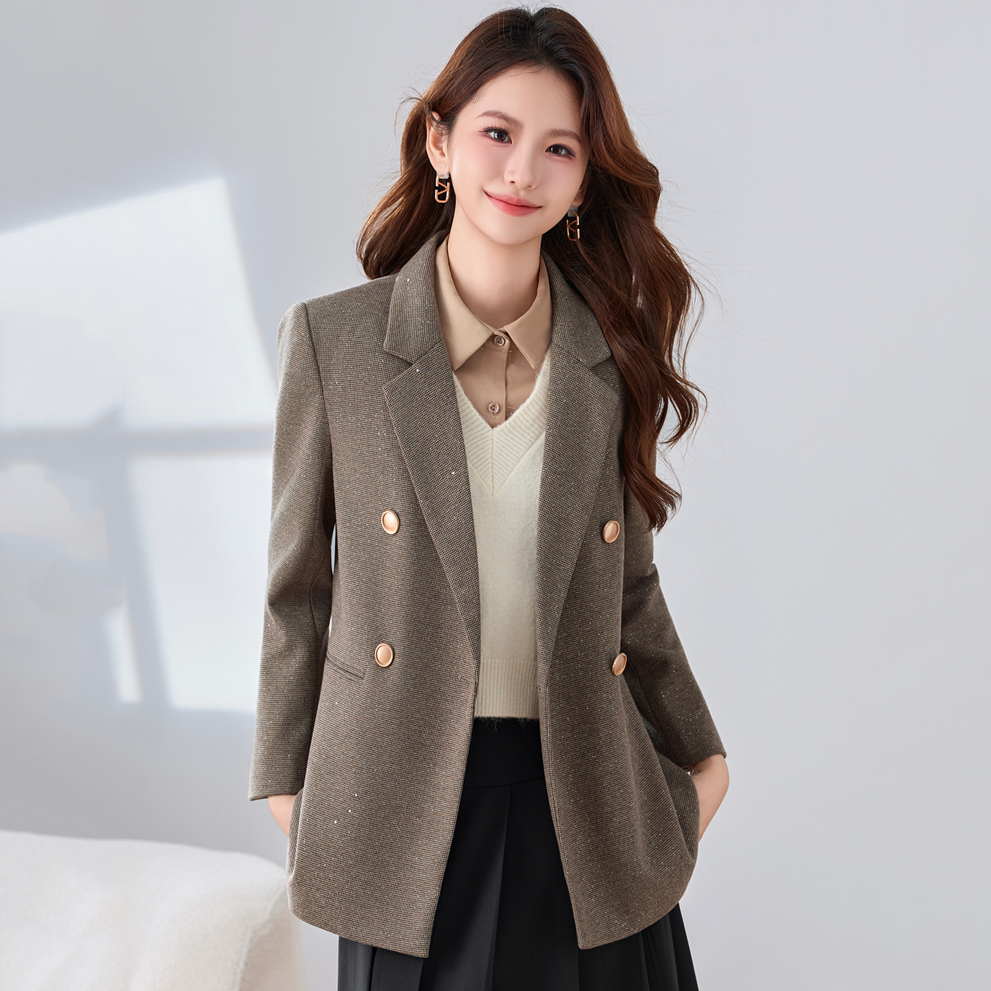 Fashionable and minimalist style suit jacket for women in early autumn 2025, with a niche and versatile design, professional long sleeved suit Fashionable and minimalist style suit jacket for women in early autumn 2025, with a niche and versatile design, professional long sleeved suit