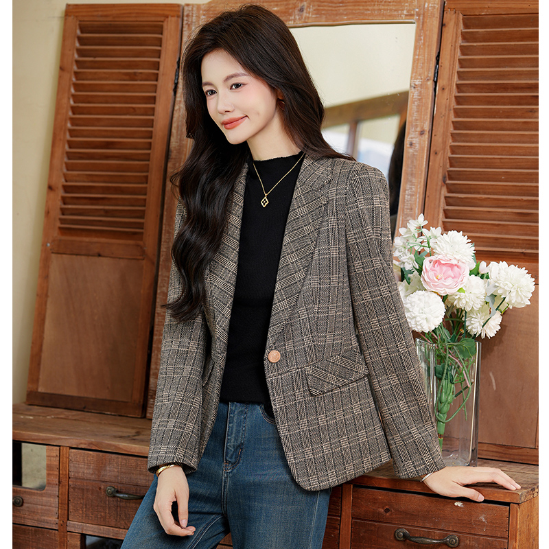 Checkered suit jacket for women 2025 early autumn new style, simple and capable temperament, retro commuting professional long sleeved small suit