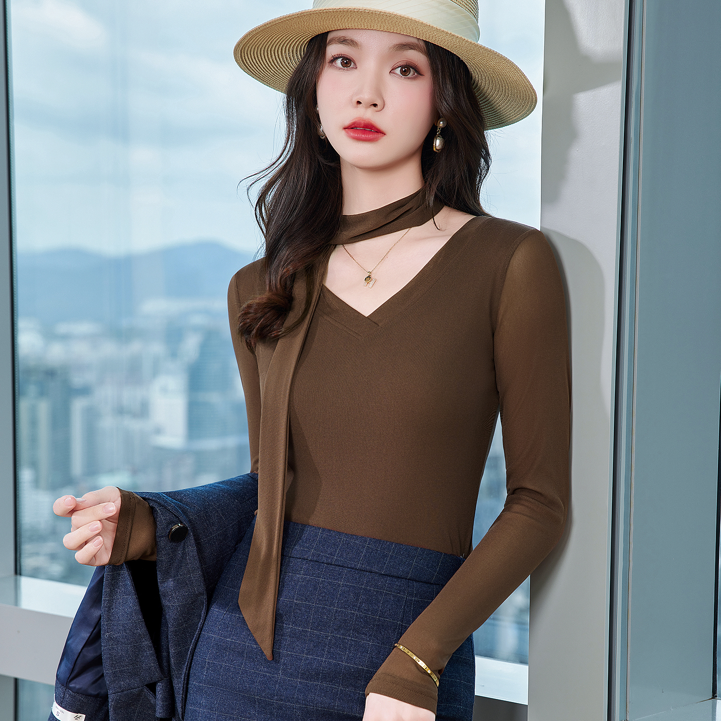 Slimming and slimming V-neck base shirt for women in the autumn of 2025, with a niche design and a goddess style interior top Slimming and slimming V-neck base shirt for women in the autumn of 2025, with a niche design and a goddess style interior top