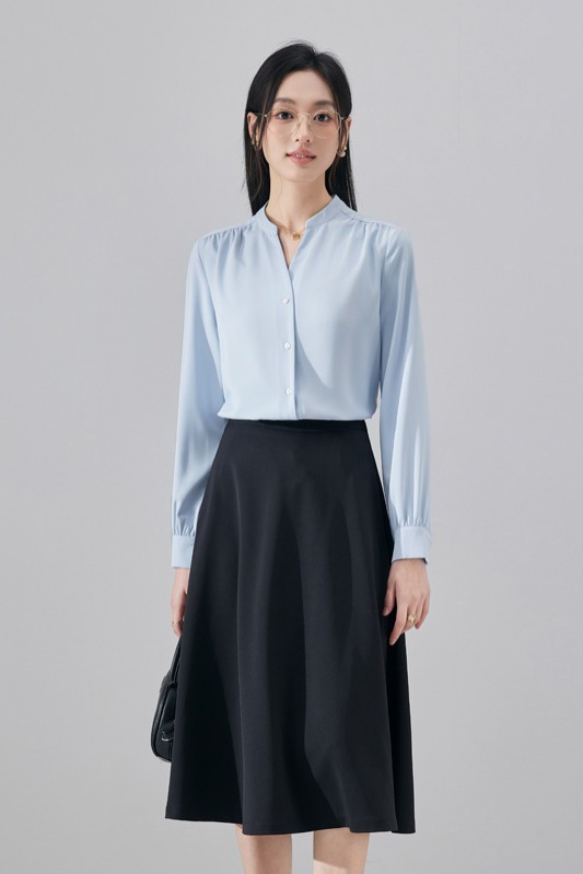 Fashionable and minimalist V-neck shirt, women's 2025 early autumn new design, niche temperament, versatile commuting shirt Fashionable and minimalist V-neck shirt, women's 2025 early autumn new design, niche temperament, versatile commuting shirt