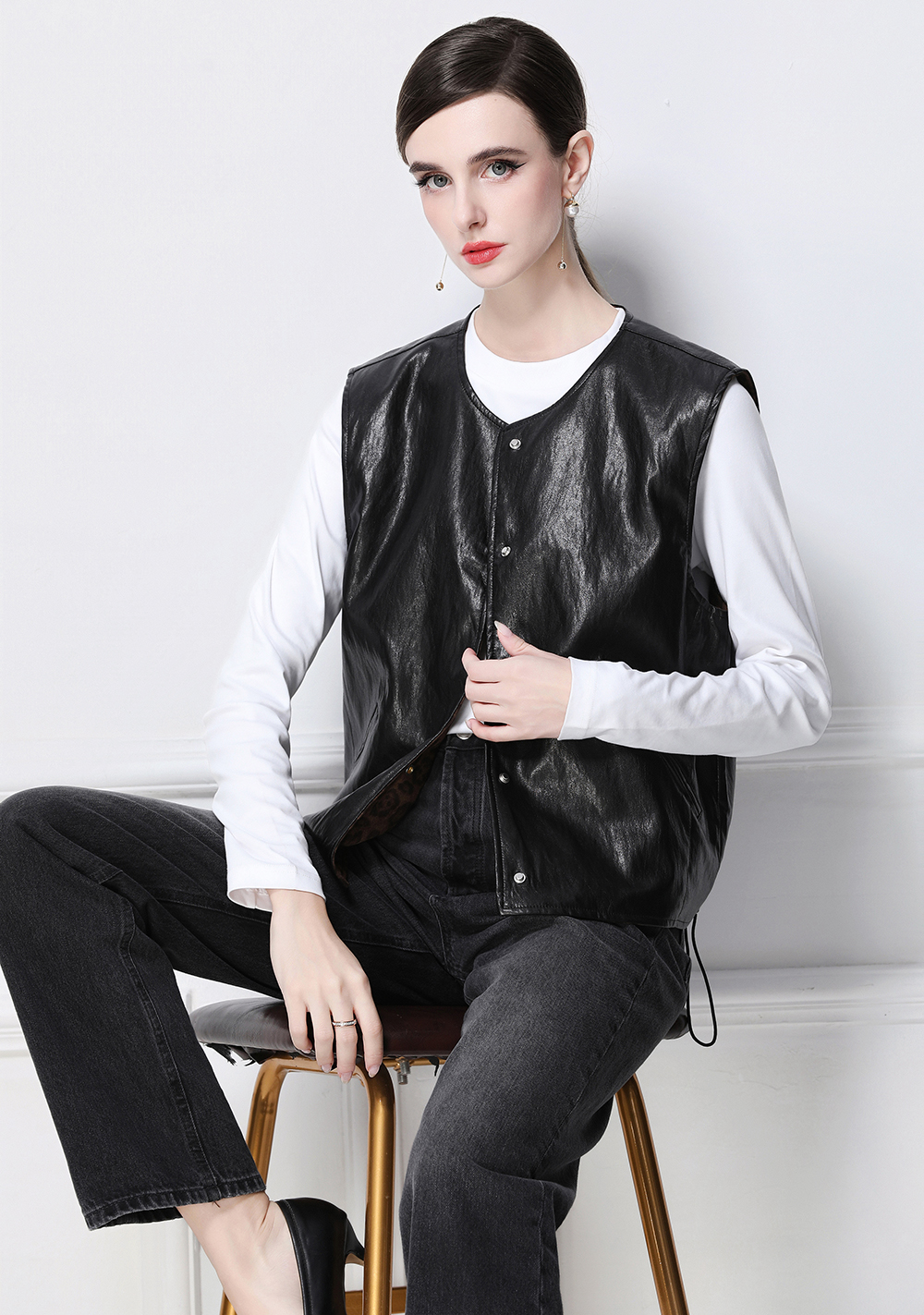 Realistic photo of retro PU leather double-sided wearable vest with leopard print vest for the European station Realistic photo of retro PU leather double-sided wearable vest with leopard print vest for the European station