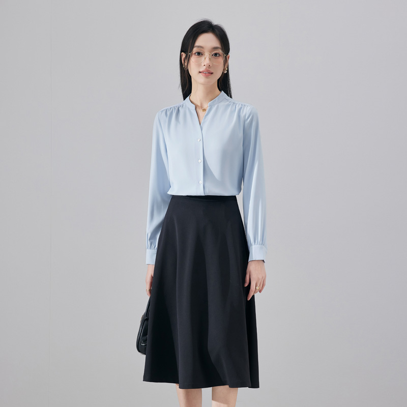 Fashionable and minimalist V-neck shirt, women's 2025 early autumn new design, niche temperament, versatile commuting shirt