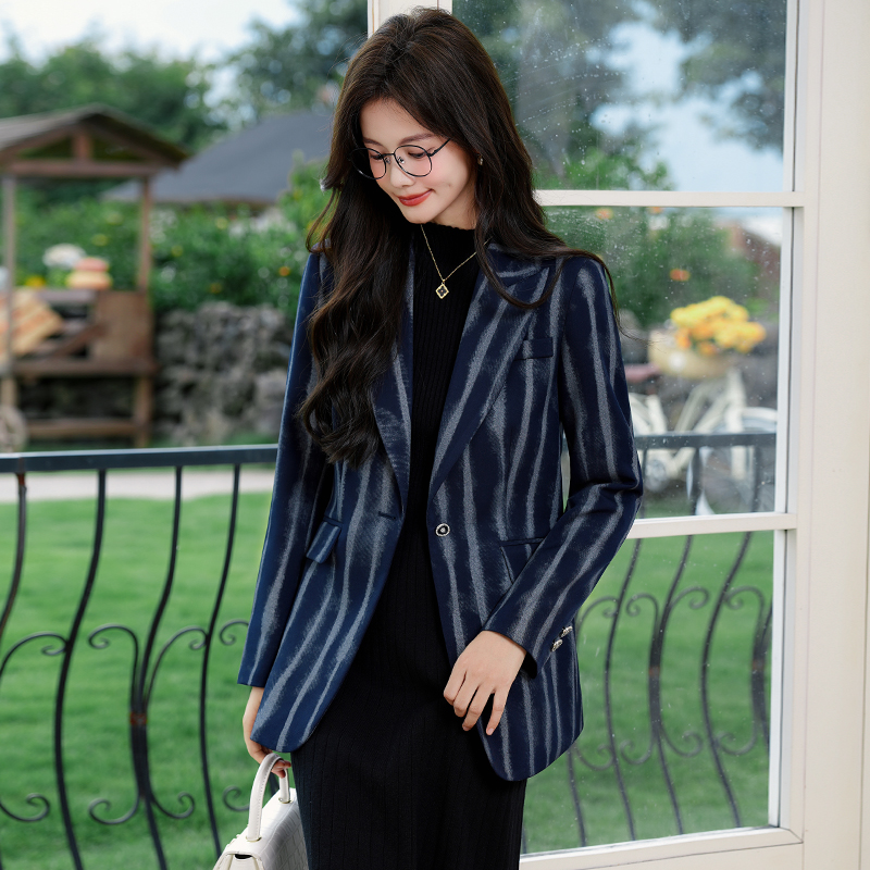 Fashionable and minimalist striped suit jacket for women in autumn 2025, new slim fit temperament commuting professional suit top Fashionable and minimalist striped suit jacket for women in autumn 2025, new slim fit temperament commuting professional suit top