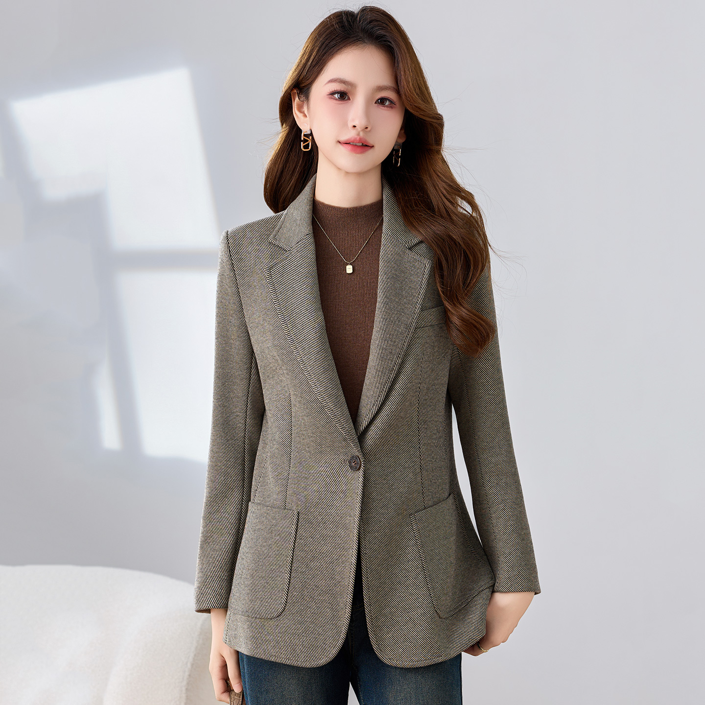 Slim fit one button suit jacket for women in the autumn of 2025, fashionable, simple and capable temperament, goddess style small suit Slim fit one button suit jacket for women in the autumn of 2025, fashionable, simple and capable temperament, goddess style small suit