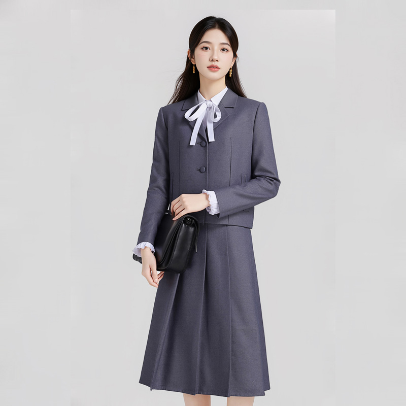 Minimalist temperament, grey suit, half skirt set, women's autumn 2025 design sense, niche, versatile, long sleeved, niche