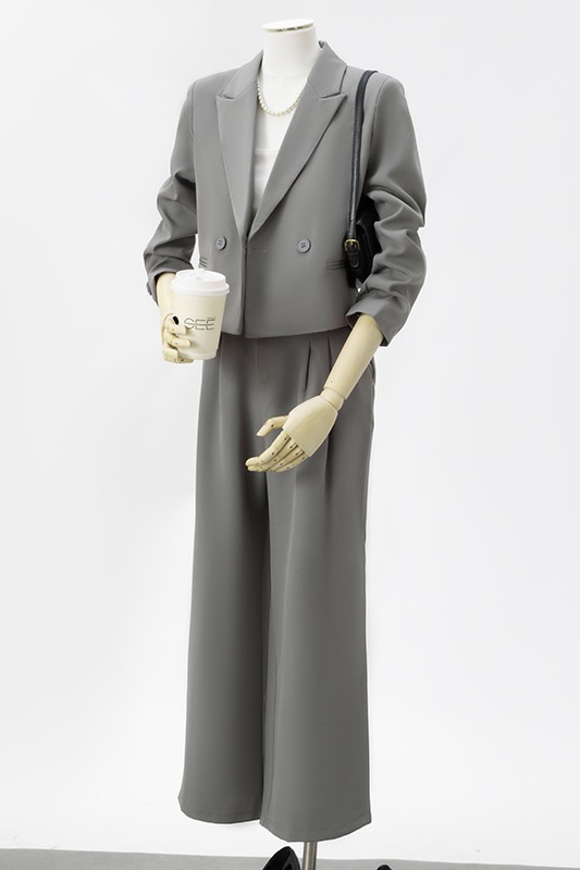 Design sense niche temperament short suit set for women 2025 early autumn new fashionable simple commuting professional suit Design sense niche temperament short suit set for women 2025 early autumn new fashionable simple commuting professional suit