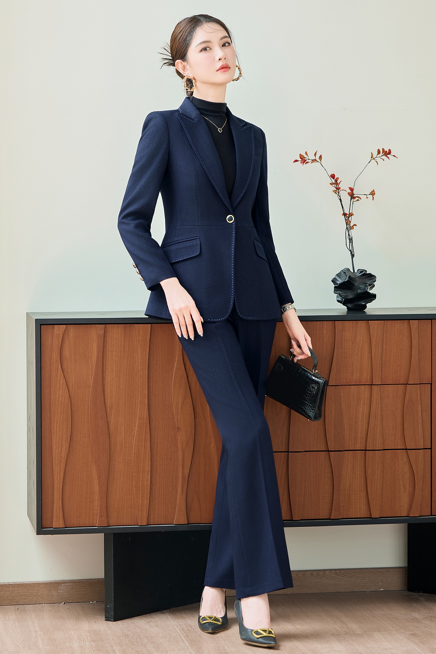 Women's professional workwear suit set 2025 early autumn slim fit and slimming one button commuting formal wear long sleeved suit Women's professional workwear suit set 2025 early autumn slim fit and slimming one button commuting formal wear long sleeved suit