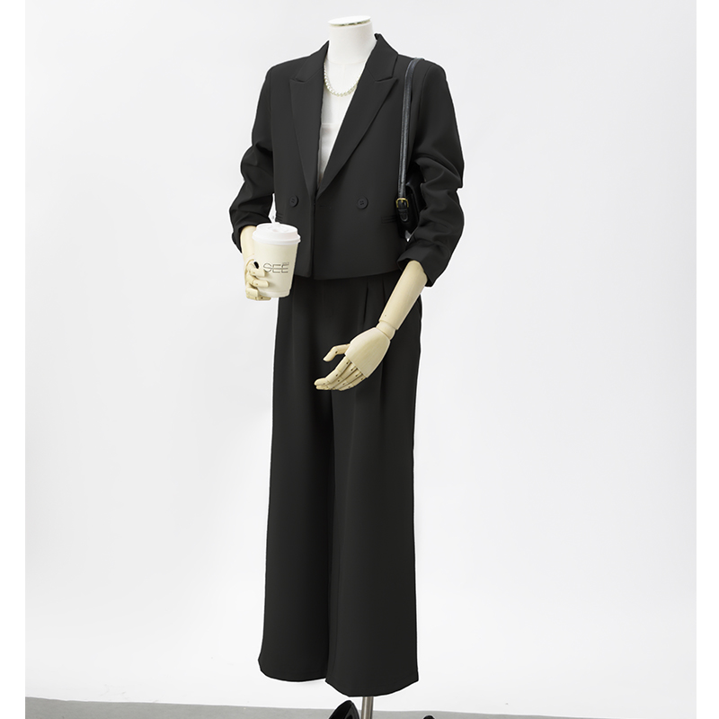 Design sense niche temperament short suit set for women 2025 early autumn new fashionable simple commuting professional suit Design sense niche temperament short suit set for women 2025 early autumn new fashionable simple commuting professional suit