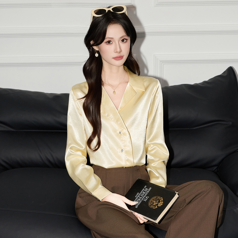 Western style age reducing yellow shirt, women's autumn new style fashionable and simple OL casual versatile temperament V-neck shirt