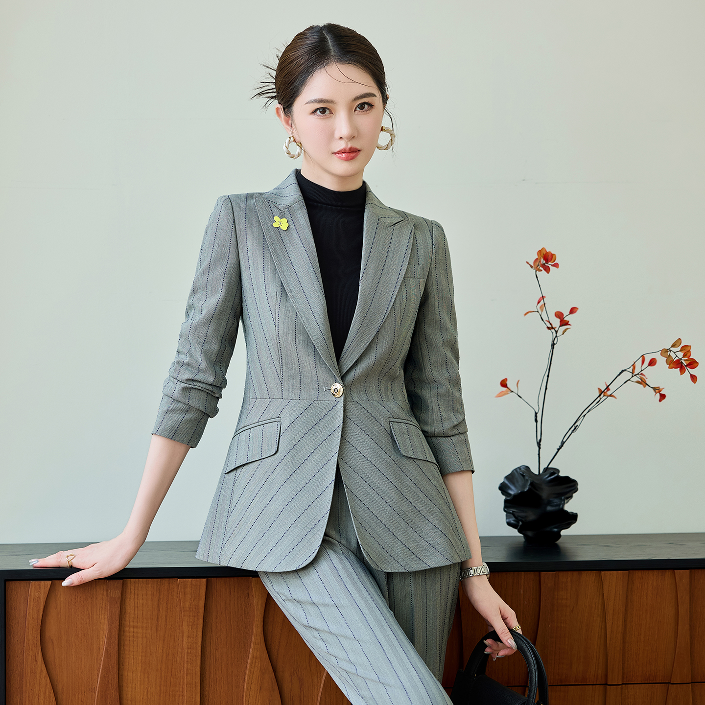 Fashionable and minimalist striped suit set for women in autumn 2025, slim fit and slimming one button commuting professional formal suit