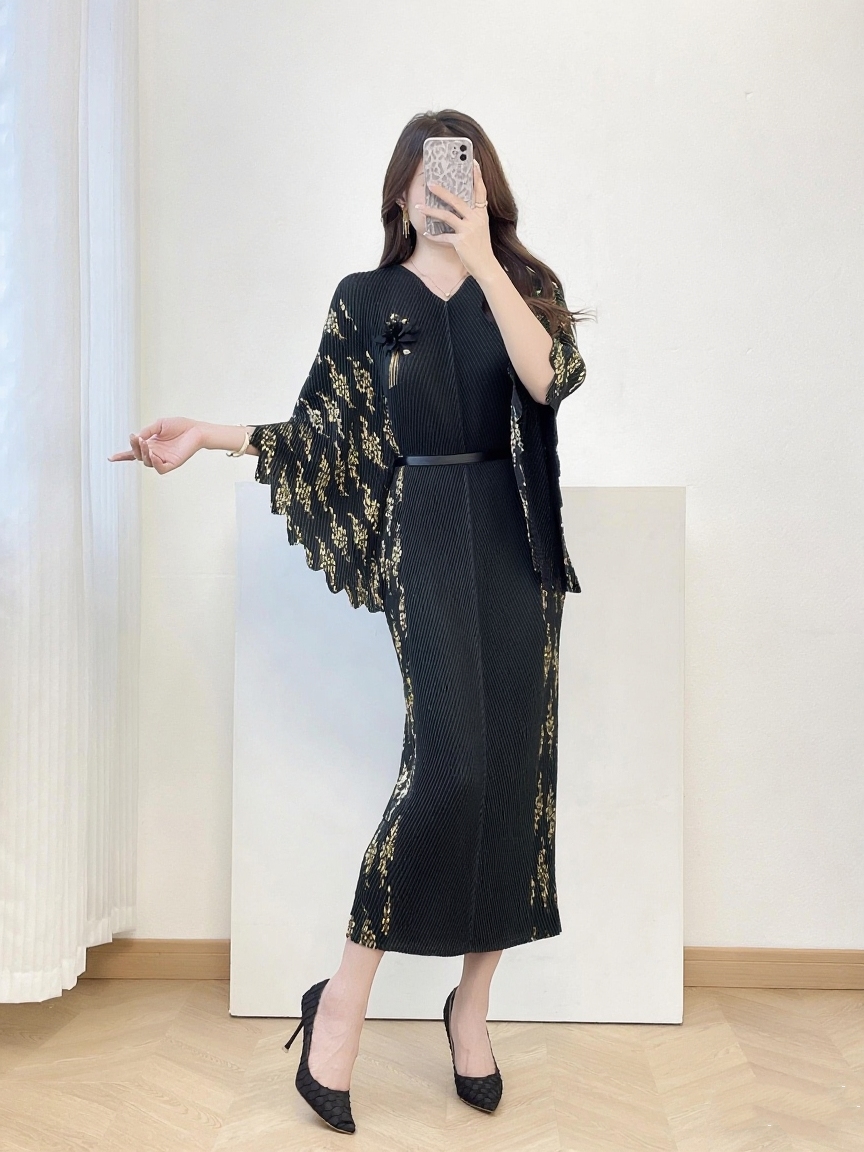 European and American batball sleeves, hot stamping three-dimensional flower decoration belt, slim fit long skirt, cross-border dragon scale pleat, autumn three bedroom women's clothing European and American batball sleeves, hot stamping three-dimensional flower decoration belt, slim fit long skirt, cross-border dragon scale pleat, autumn three bedroom women's clothing