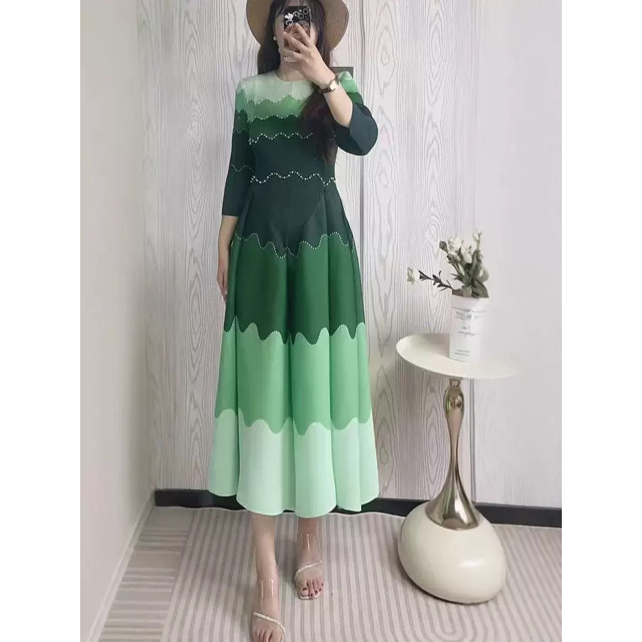 Wrinkle printed nail bead eight piece skirt, European and American cross-border heavy industry pleated color matching, waist cinching, big swing long skirt, three bedroom dress Wrinkle printed nail bead eight piece skirt, European and American cross-border heavy industry pleated color matching, waist cinching, big swing long skirt, three bedroom dress