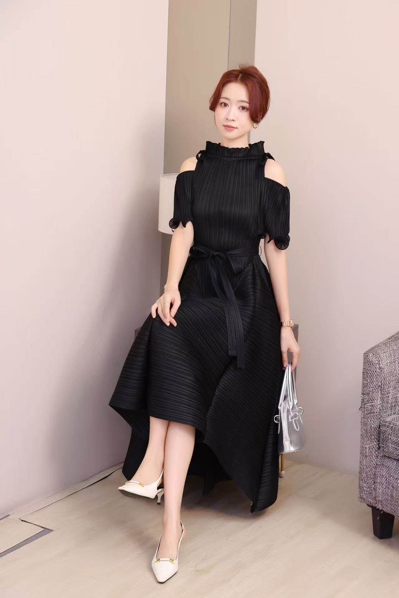 European and American foreign trade short sleeved dress with pleats, exposed shoulders, autumn fungus edge, stand up collar, tie up, Miyake lady loose long skirt European and American foreign trade short sleeved dress with pleats, exposed shoulders, autumn fungus edge, stand up collar, tie up, Miyake lady loose long skirt