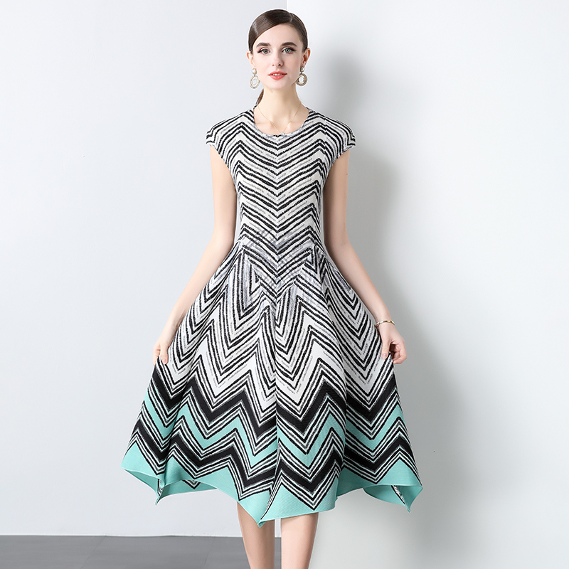 Sanzhai Foreign Trade Fashion Wrinkle Dress 2025 New Round Neck Sleeve Printed Waist Shrinking and Slimming Puff Skirt