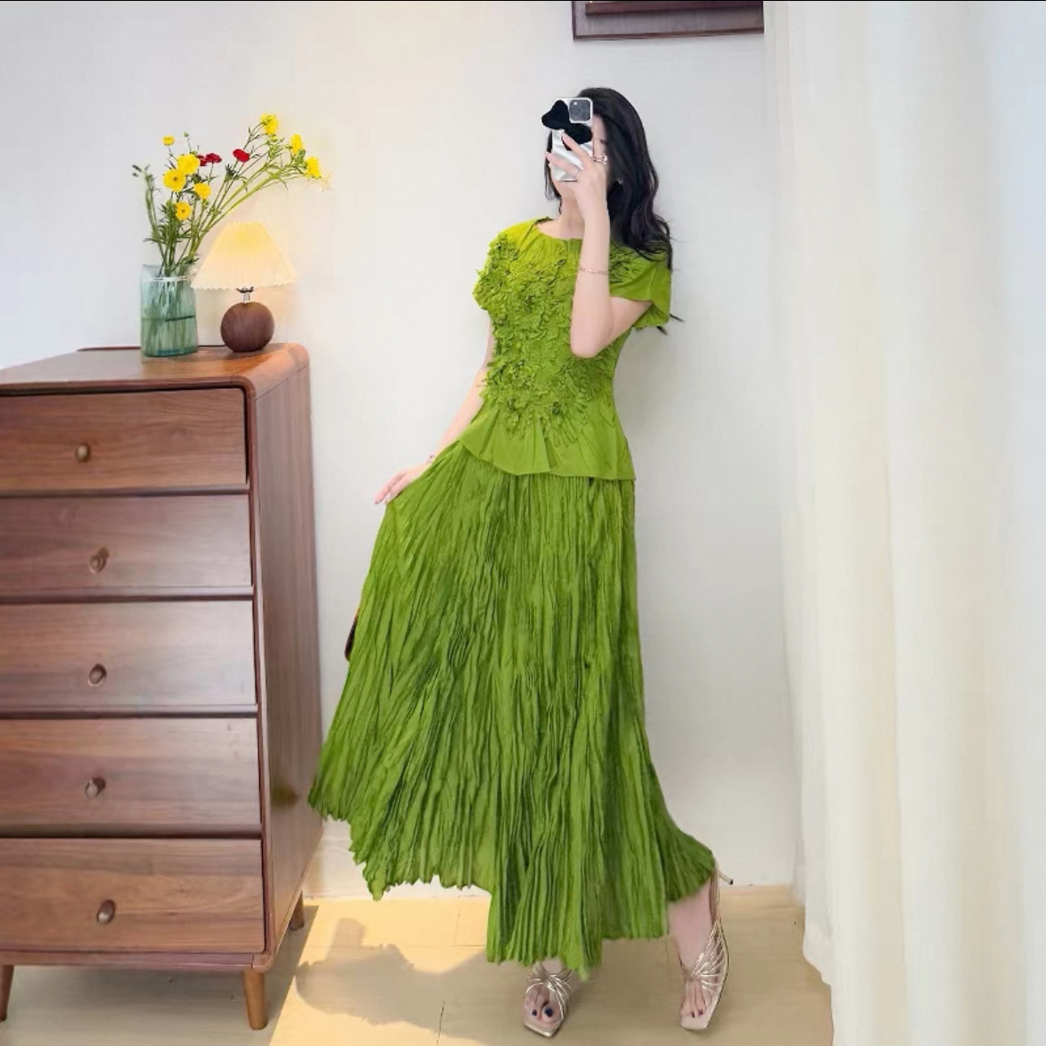 Cross border 2025 summer three bedroom pleated T-shirt short sleeved handmade three-dimensional floral set fashionable big swing skirt for women Cross border 2025 summer three bedroom pleated T-shirt short sleeved handmade three-dimensional floral set fashionable big swing skirt for women