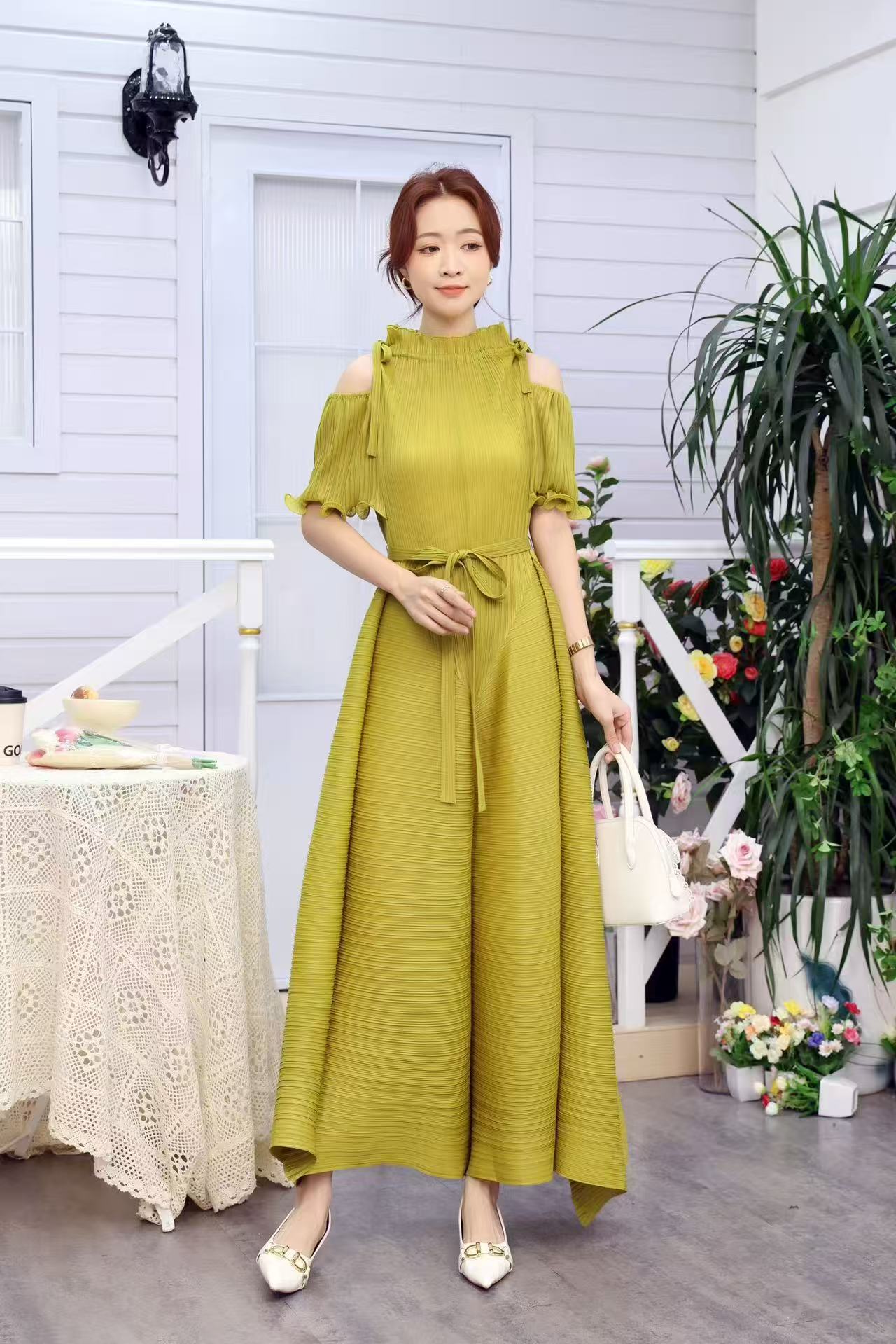 European and American foreign trade short sleeved dress with pleats, exposed shoulders, autumn fungus edge, stand up collar, tie up, Miyake lady loose long skirt